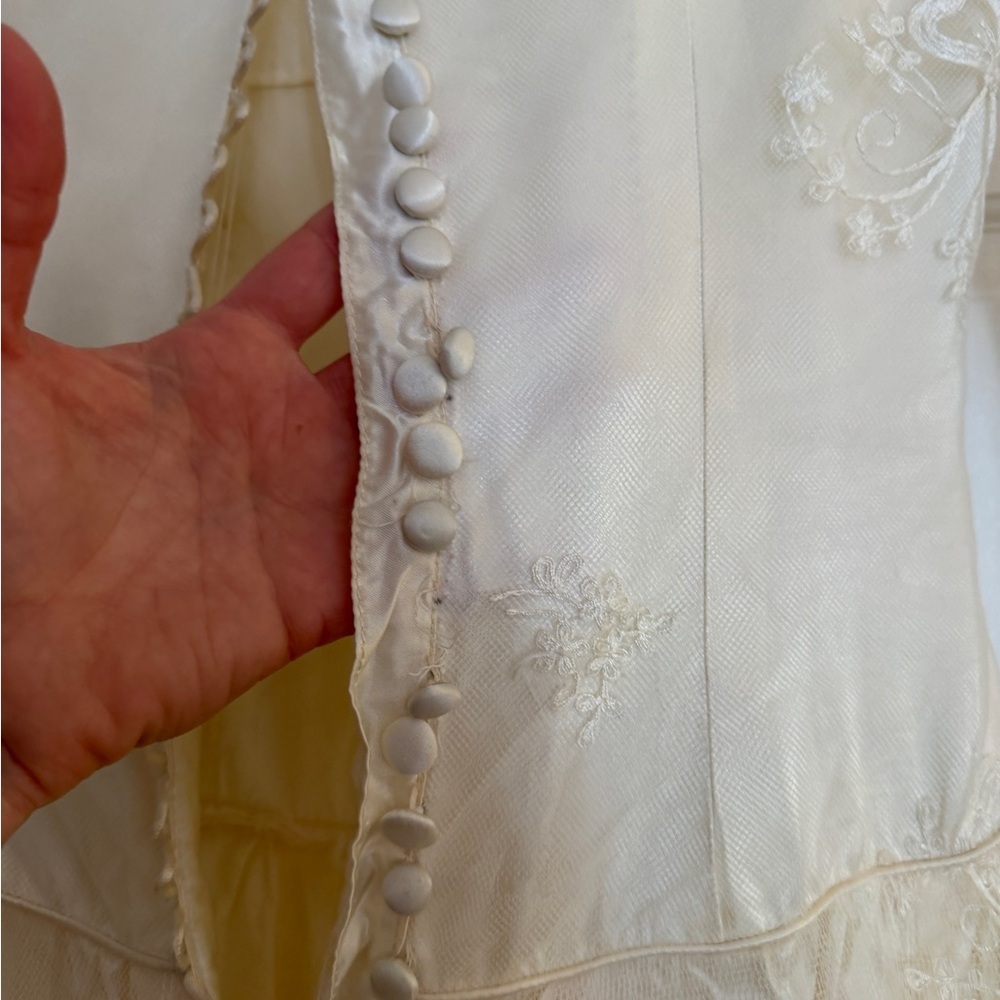 Vintage intricate Ivory Lace Tulle Ball Gown Wedding Dress - Picture 7 of 11